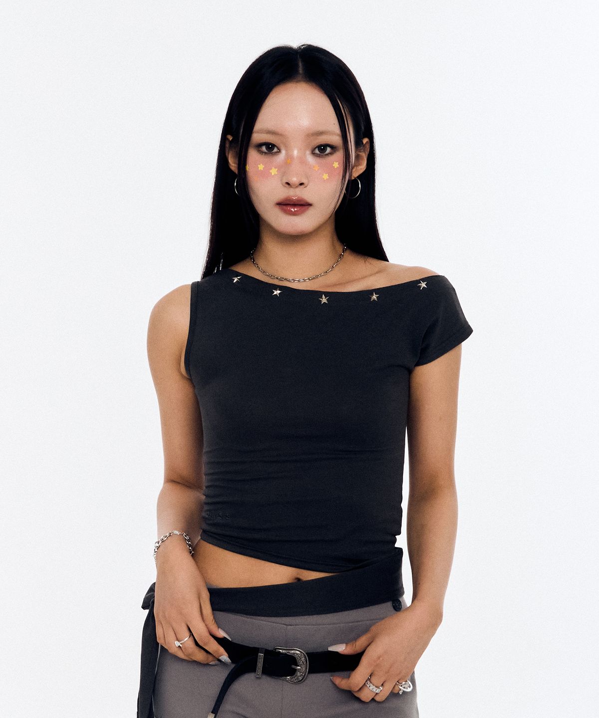 슬리시스(SLYISIS) Star Rivet One Shoulder Top (Charcoal)