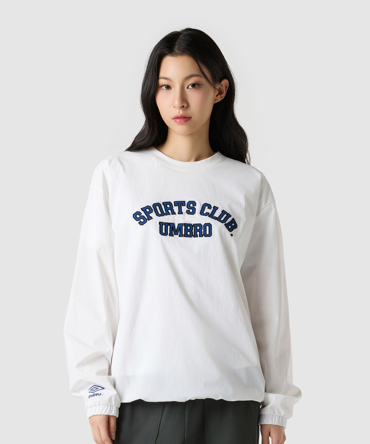 엄브로(UMBRO) 아치 레터링 자수 피스테 아이보리(UQ321CWT90)