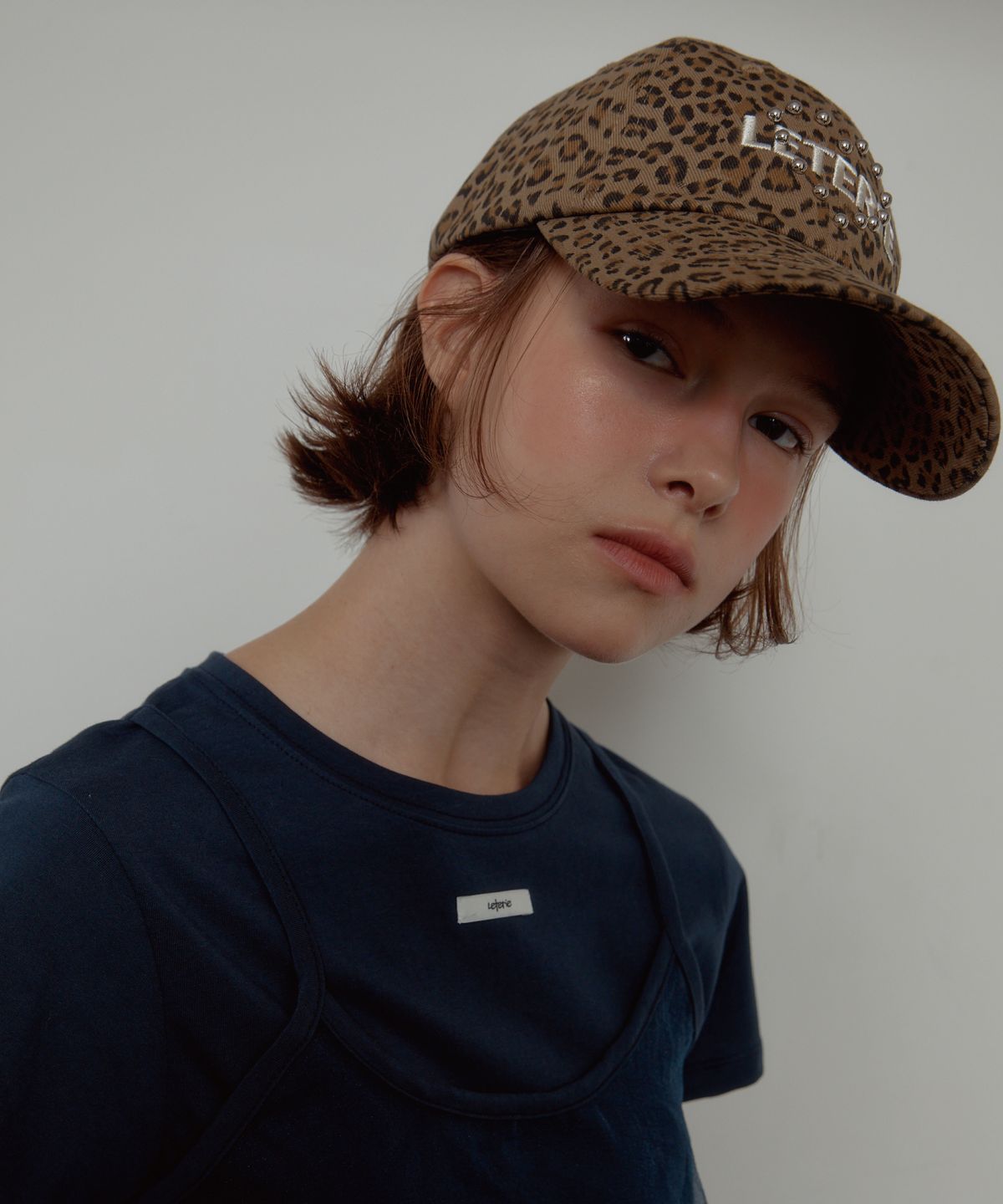 레터리(LETERIE) LEOPARD HEART STUD LOGO CAP_DARK BEIGE