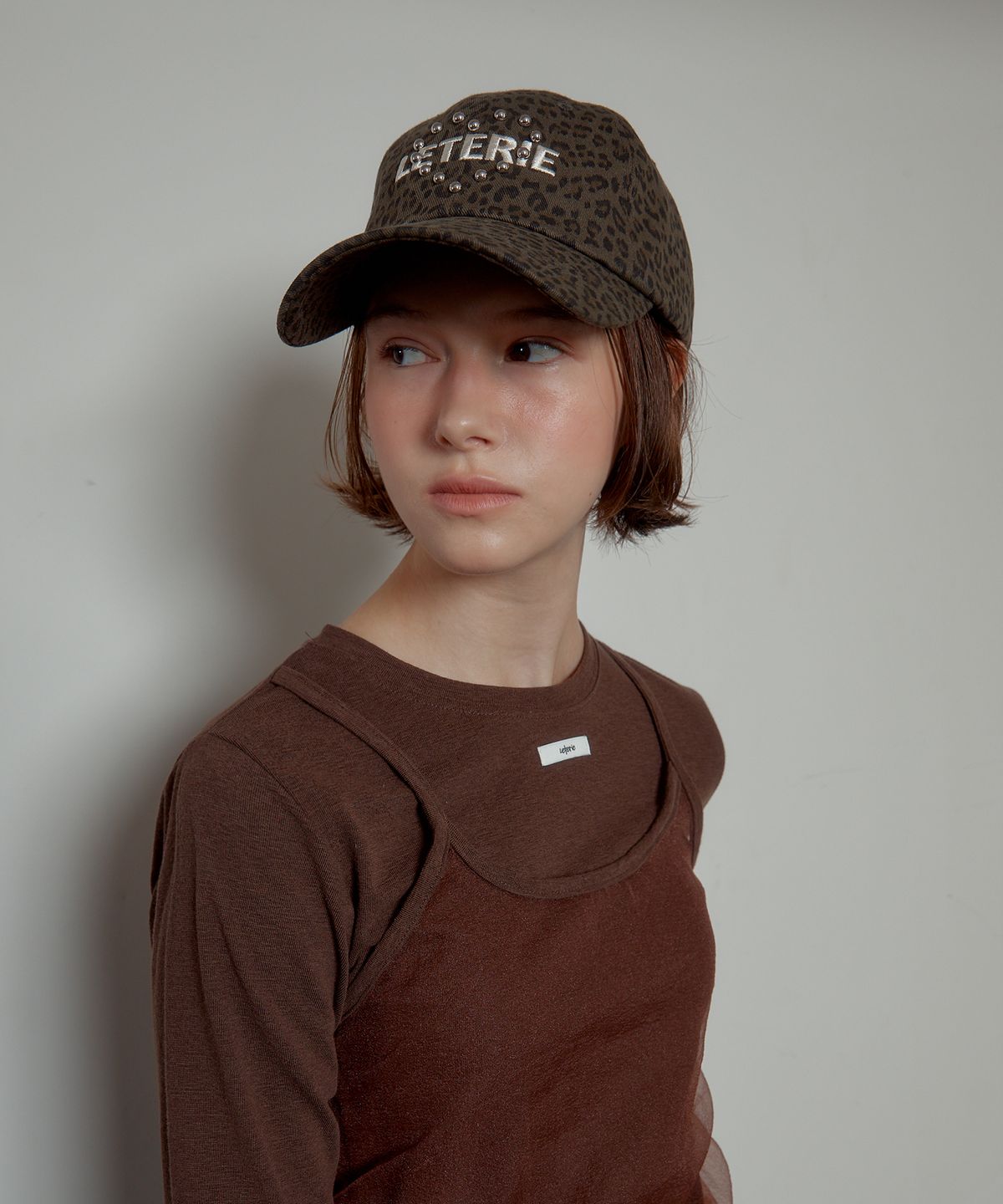 레터리(LETERIE) LEOPARD HEART STUD LOGO CAP_KHAKI