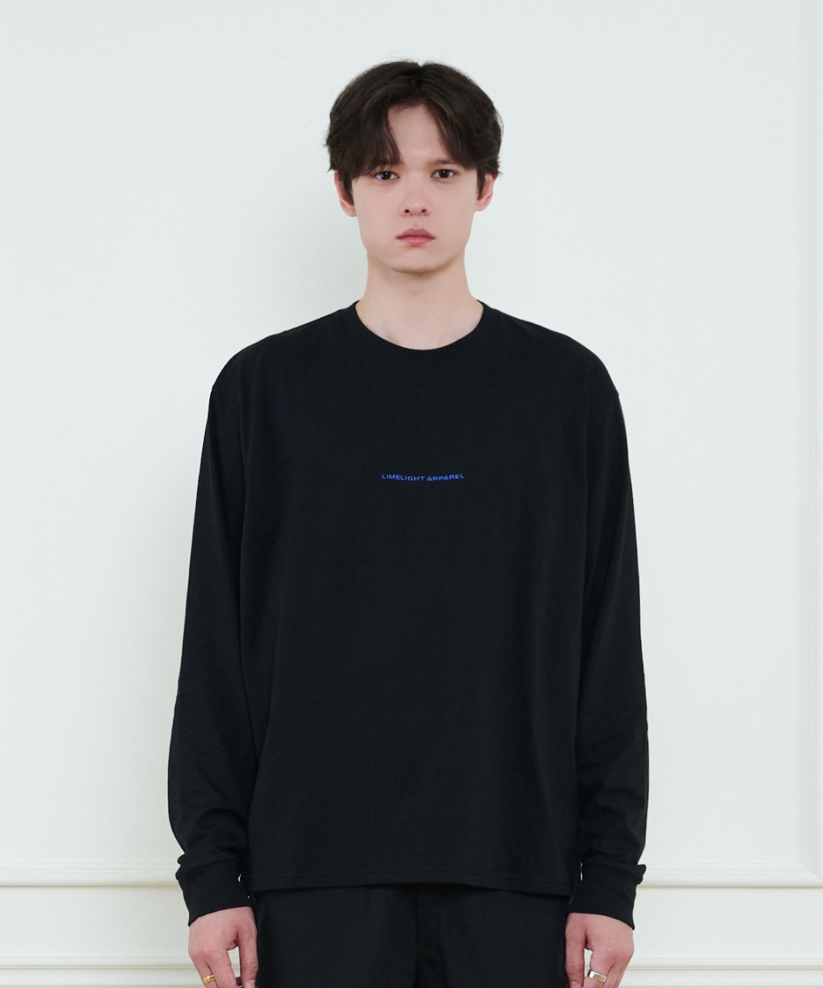 라임라잇 어패럴(LIMELIGHT APPAREL) 어패럴 자수 심플 로고 롱 슬리브 (블랙/블루)
