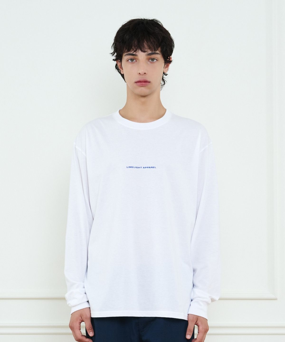 라임라잇 어패럴(LIMELIGHT APPAREL) 어패럴 자수 심플 로고 롱 슬리브 (화이트/블루)