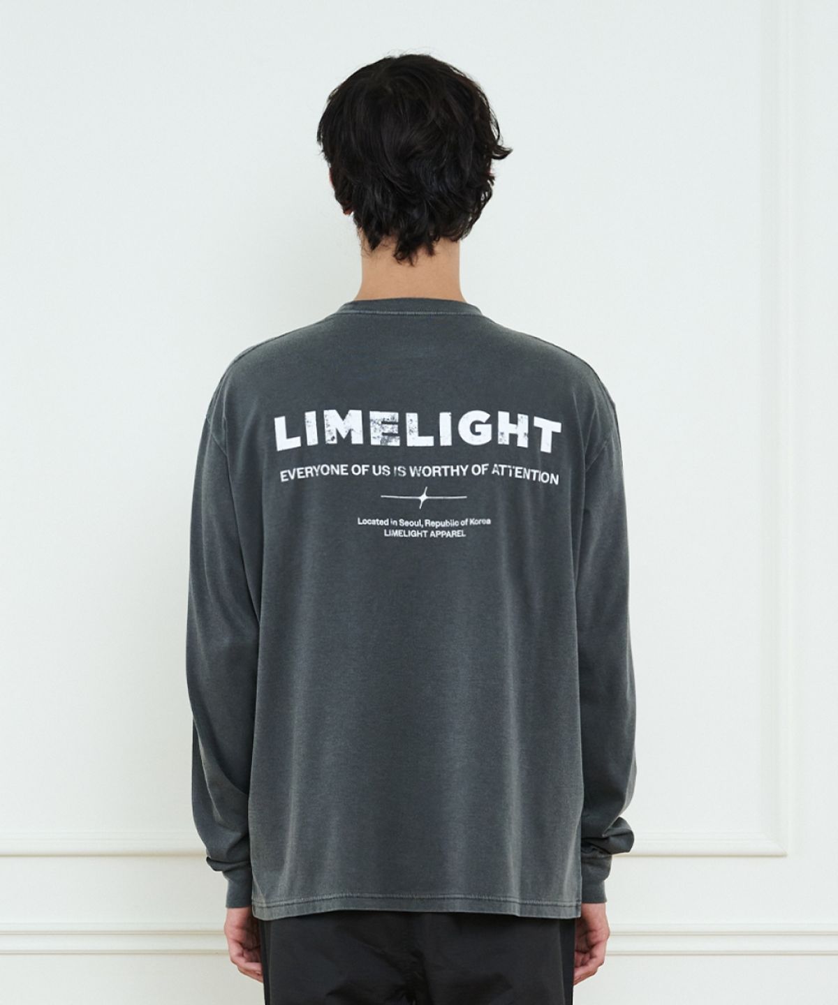 라임라잇 어패럴(LIMELIGHT APPAREL) 어패럴 피그먼트 백 로고 롱 슬리브 (차콜/화이트)