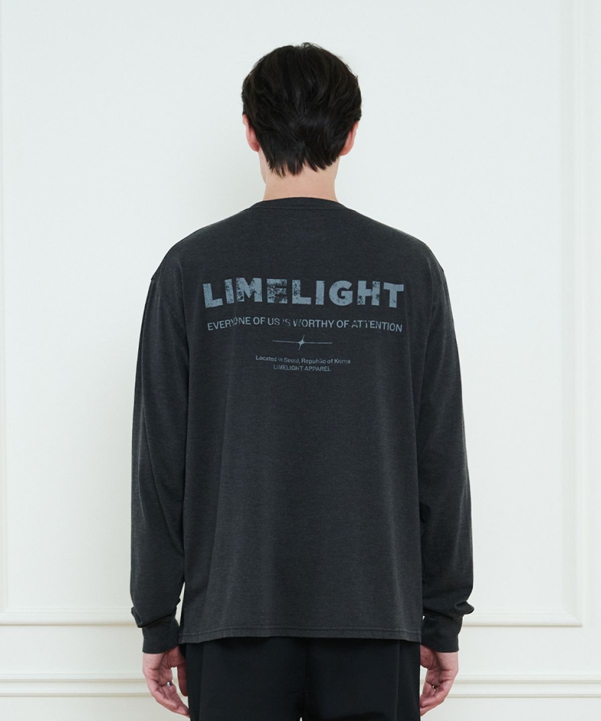 라임라잇 어패럴(LIMELIGHT APPAREL) 어패럴 피그먼트 백 로고 롱 슬리브 티셔츠 (블랙/그레이)