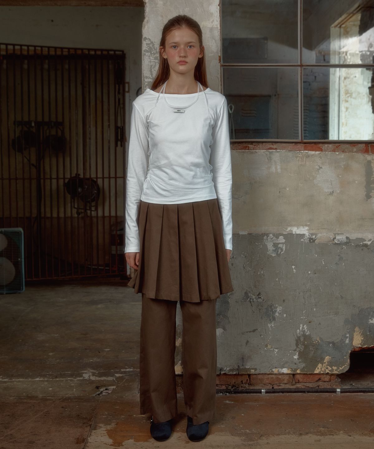 레터리(LETERIE) STUD PLEATS MIDI SKIRT PANTS_DARK BEIGE