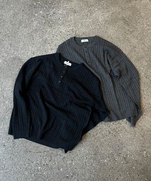 에센셜 버튼 업 라운드 니트 BK