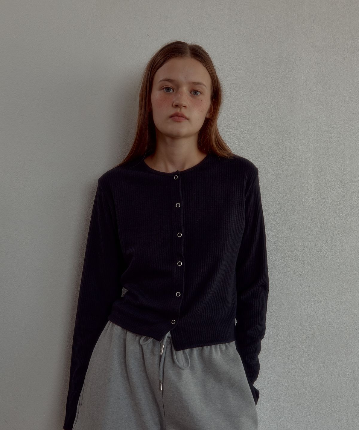 레터리(LETERIE) BASIC BUTTON ROUND CARDIGAN_BLACK