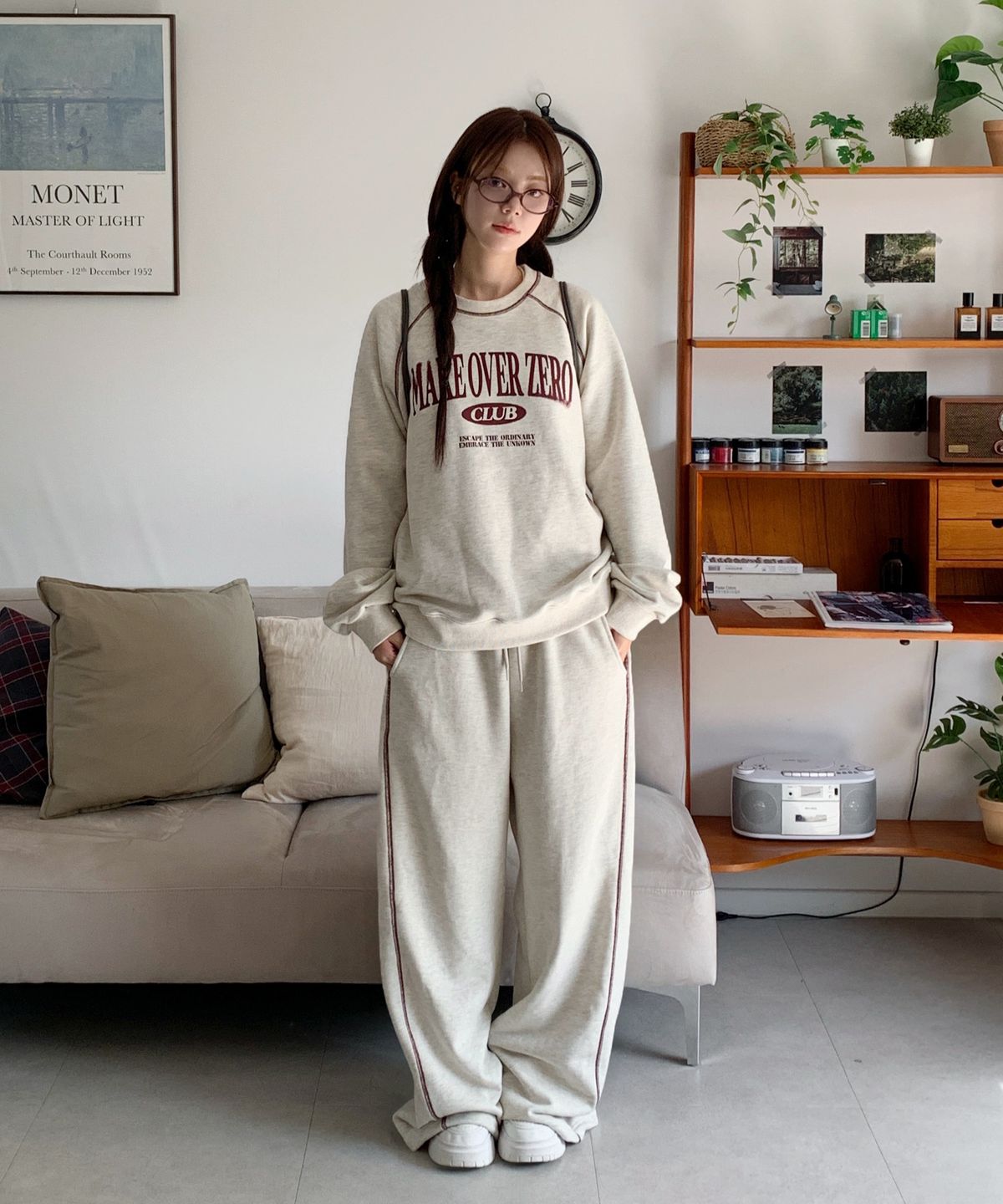 모즈모즈(MOZMOZ) [SET] 블러링 스티치 레글런 오버핏 맨투맨 + 스티치 와이드 트레이닝팬츠 오트밀