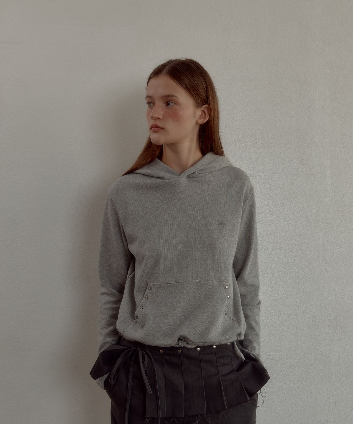 레터리(LETERIE) STUD POCKET CROP HOODIE_GREY
