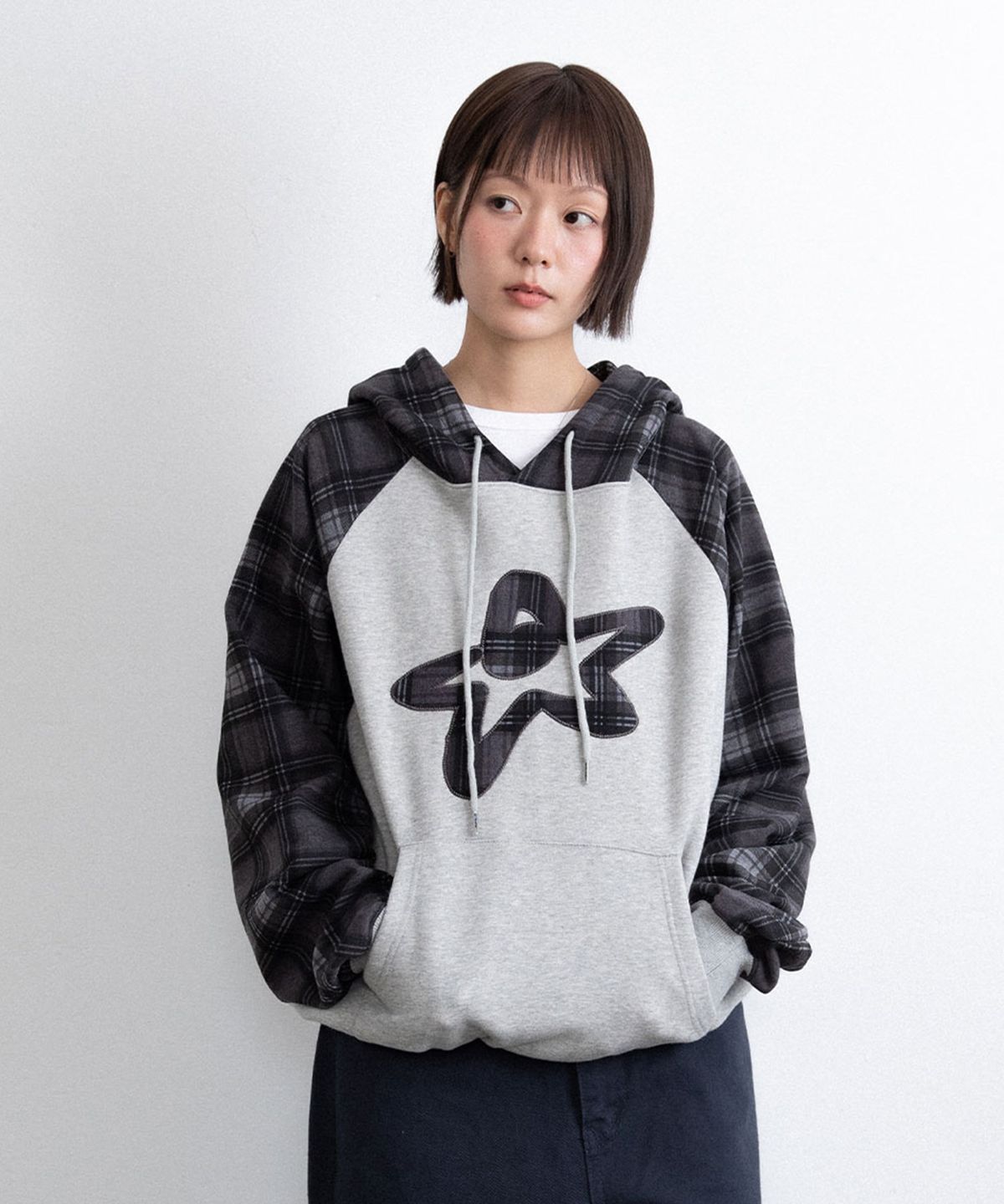 이스트쿤스트(ISTKUNST) STAR LOGO CHECK RAGLAN HOODIE_GREY(IK2FFMM408A)
