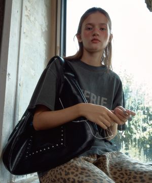 STUD BUCKLE REVERSIBLE SHOULDER BAG_BLACK