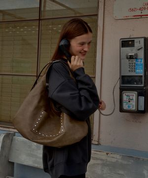 STUD BUCKLE REVERSIBLE SHOULDER BAG_MOKA