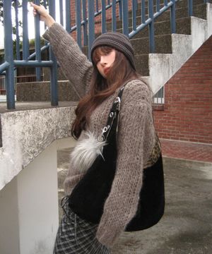 SUEDE BUCKLE REVERSIBLE SHOULDER BAG_BLACK