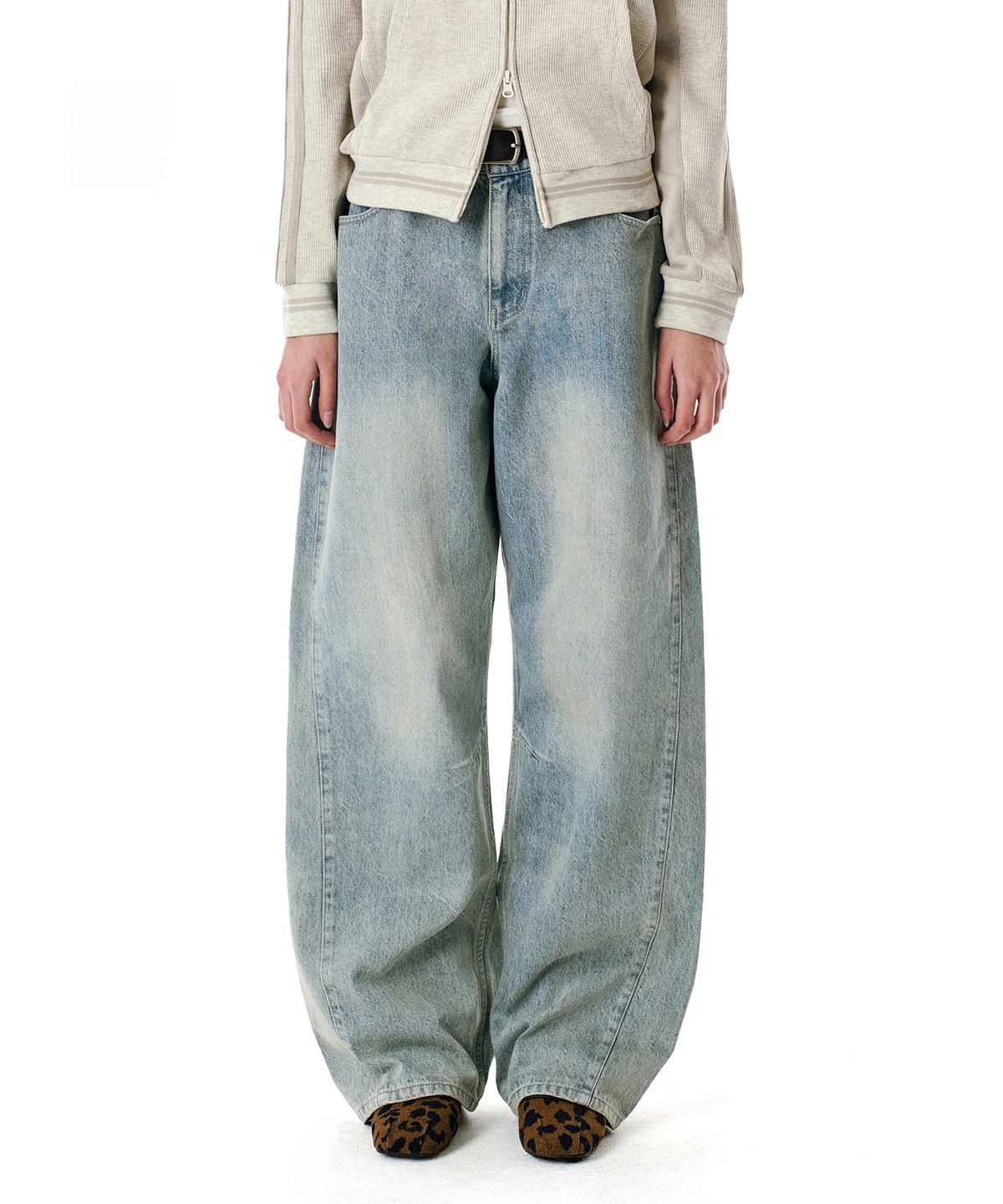 세컨모놀로그(SECONDMONO) [옷미새 미홀 콜라보]Curved Tapered Barrel-Fit Denim Pants [LBLUE]_SEPT072LBLUE