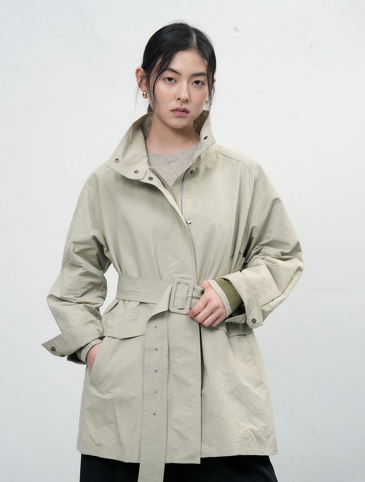제너럴아이디어(GENERALIDEA) 하이넥 사파리 하프 자켓 [LIGHT KHAKI] / WBE3L09504