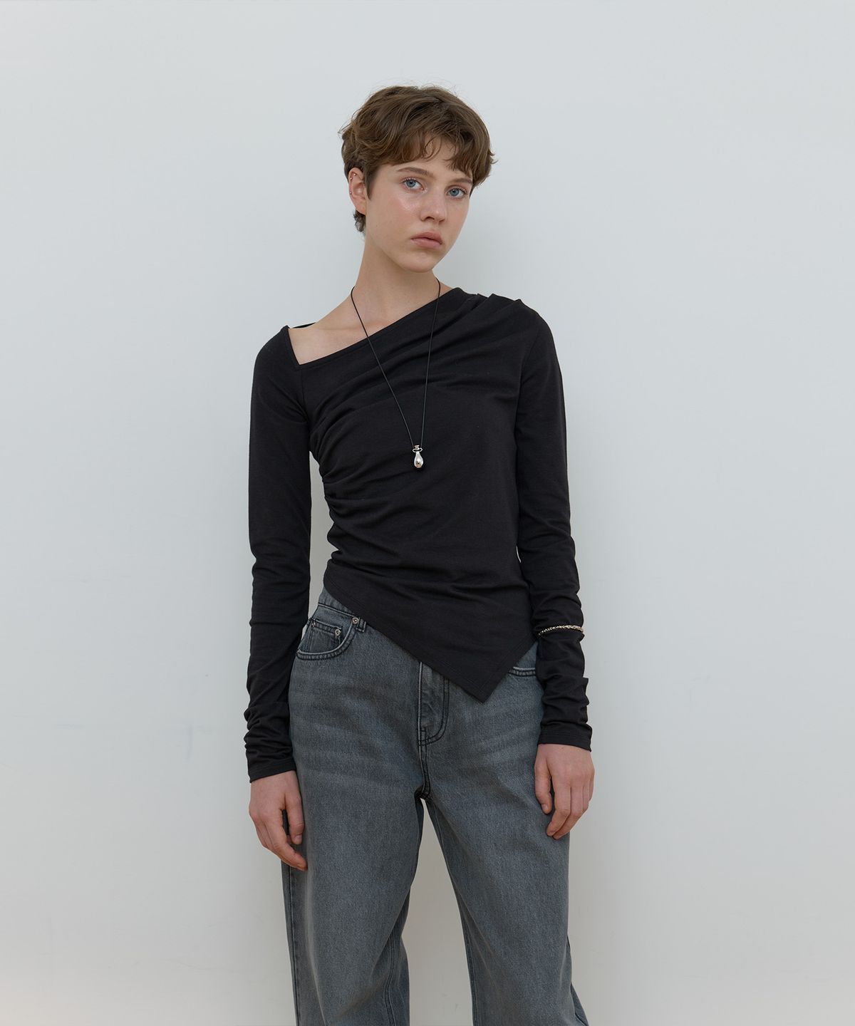 마조네(MA JOURNEE) ASYMMETRIC SHIRRING TOP_BLACK