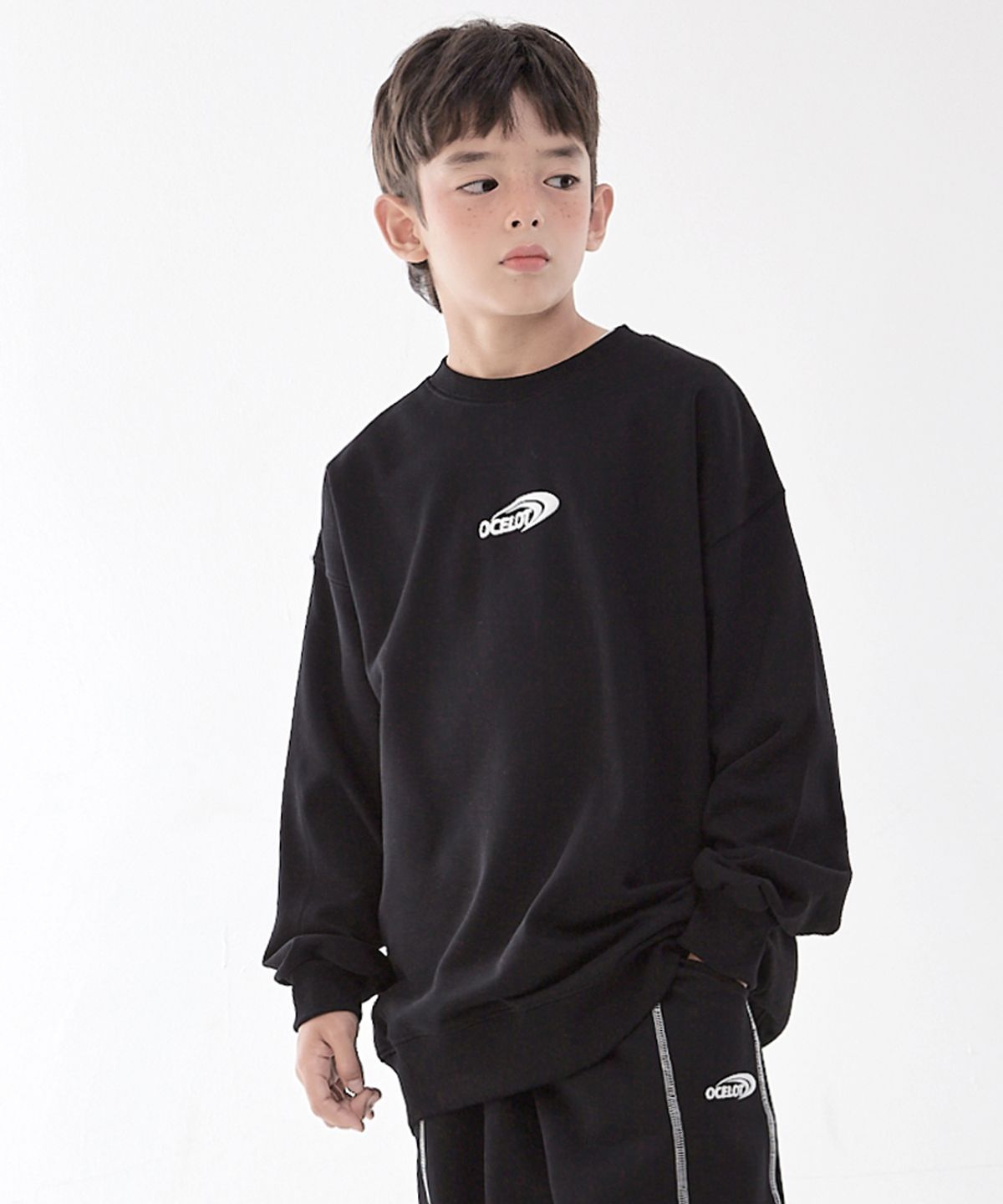 오실롯 주니어(OCELOT JUNIOR) D43 스티치 맨투맨 (블랙)