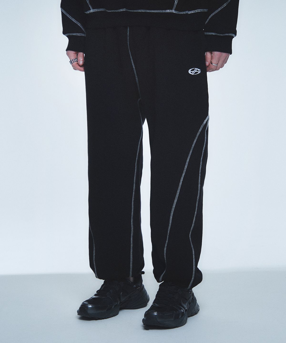 현피트(HYUNFIT) COVERSTITCH LINE SWEATPANTS-[BLACK]