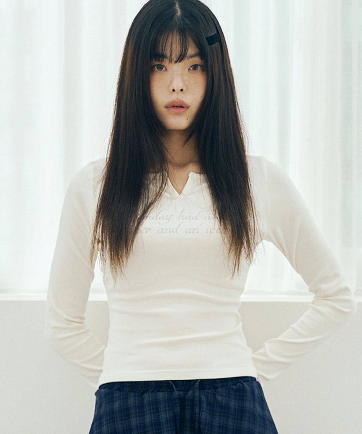 미헤브(MIHEV) 컷 넥 텍스트 프린트 롱슬리브 아이보리