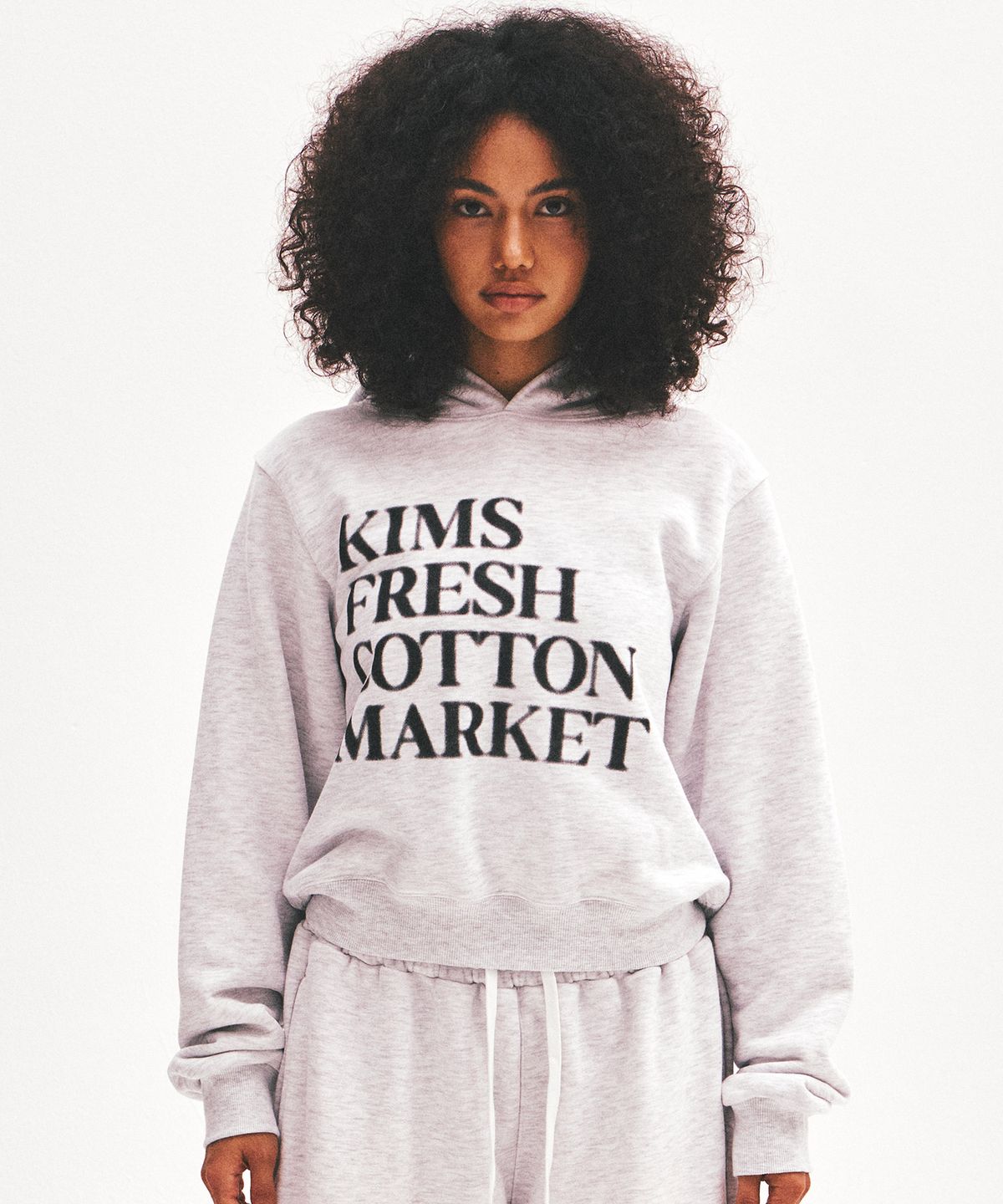 킴스 프레시 코튼 마켓(KIMS FRESH COTTON MARKET) Hazy Left Range Logo Tee Grey