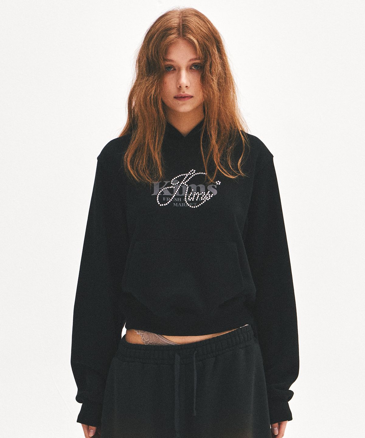 킴스 프레시 코튼 마켓(KIMS FRESH COTTON MARKET) Kims Hotfix Logo Hoodie Black