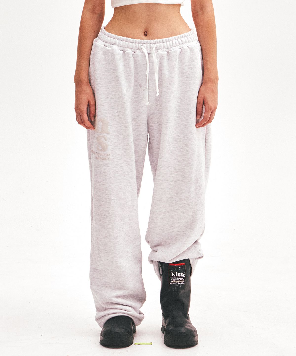 킴스 프레시 코튼 마켓(KIMS FRESH COTTON MARKET) Messy Alpha Logo Sweatpants Grey