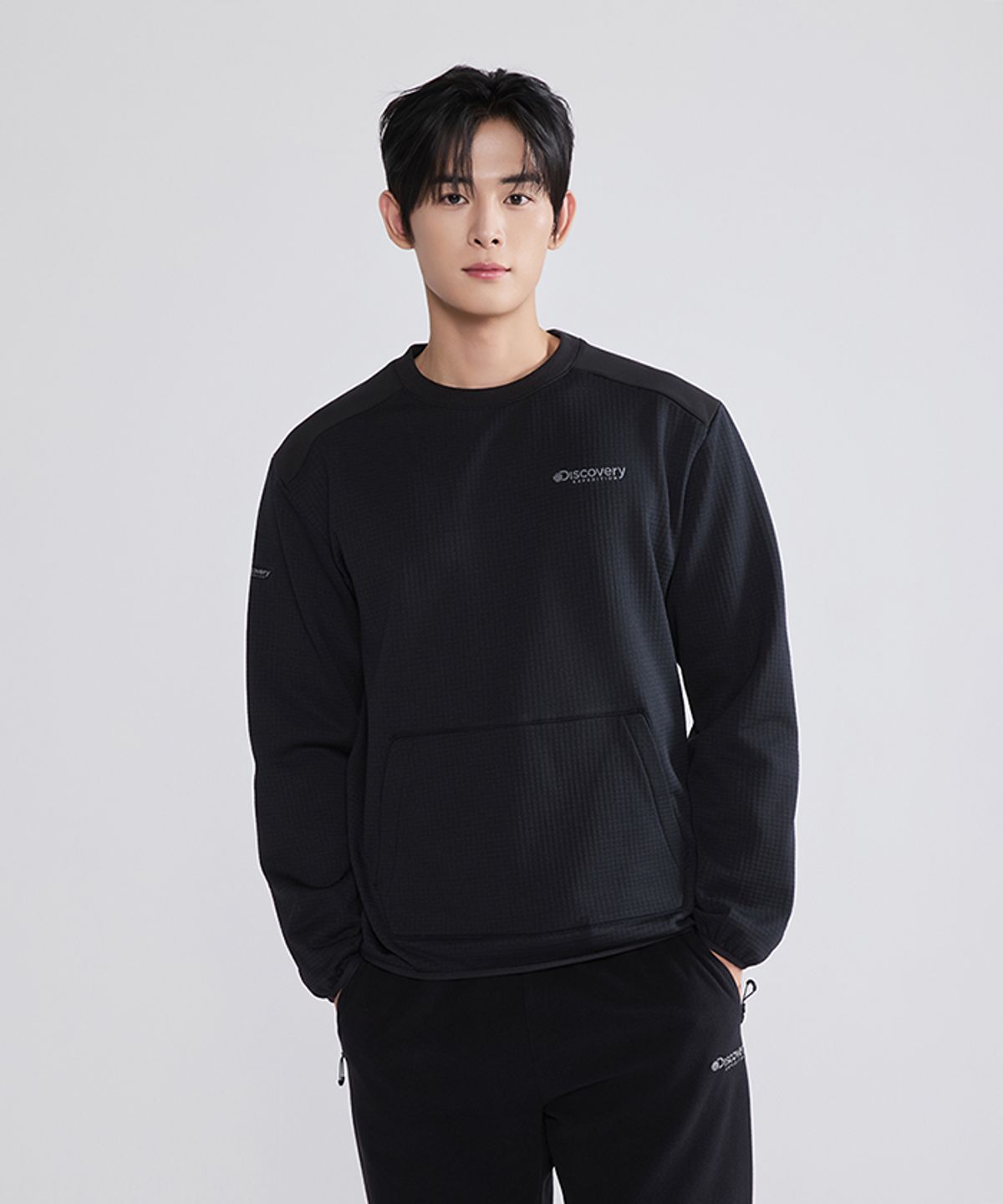 디스커버리 익스페디션(DISCOVERY EXPEDITION) 아웃도어 그리드 기모 맨투맨 (BLACK)