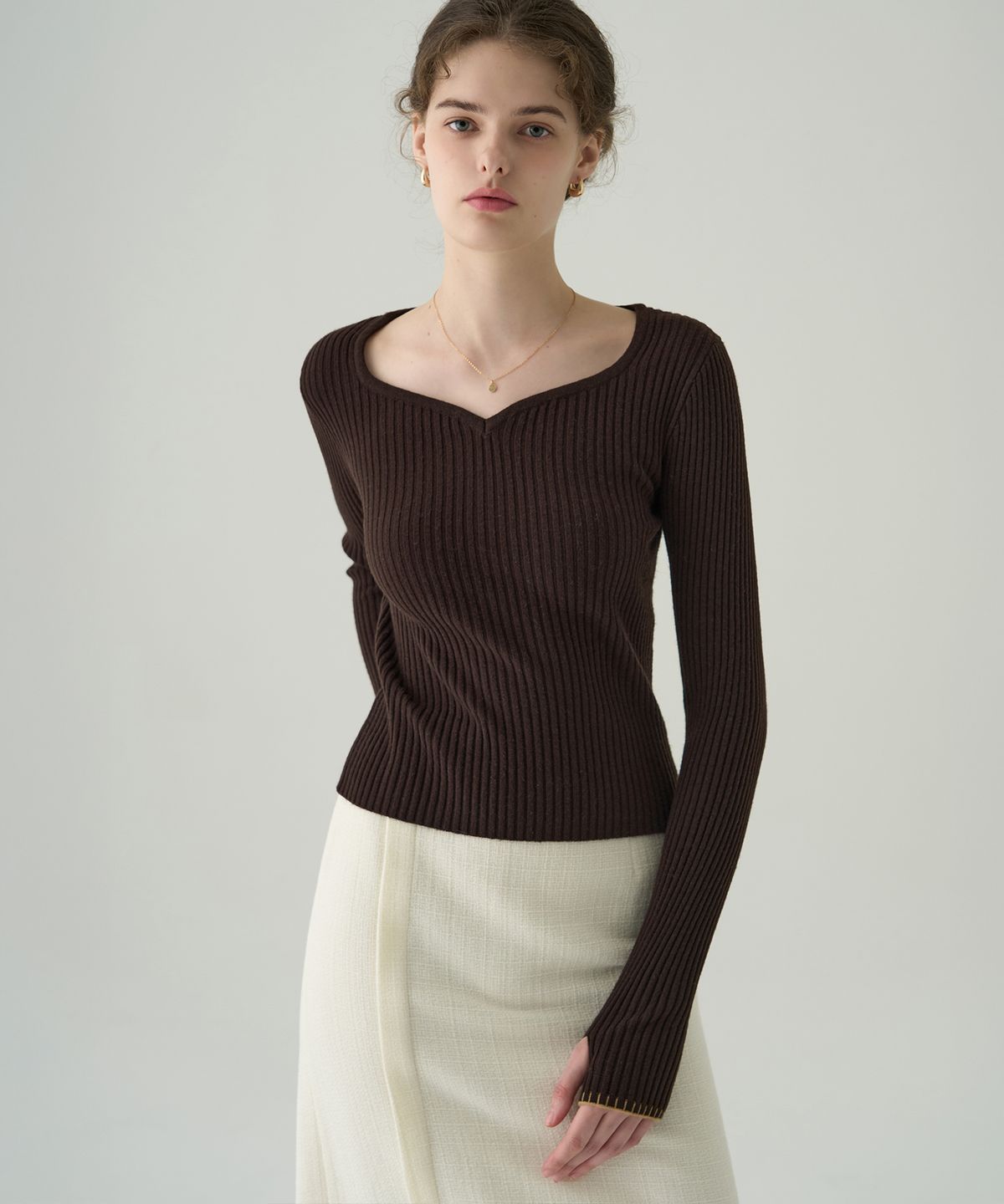 드로우핏 우먼(DRAWFIT WOMEN) 하트 넥 골지 슬림 니트 탑 [BROWN]