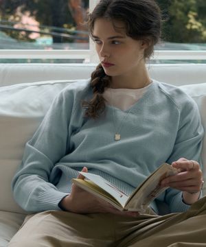 소프티 캐시 울 블렌디드 브이넥 니트 [FEATHER BLUE]