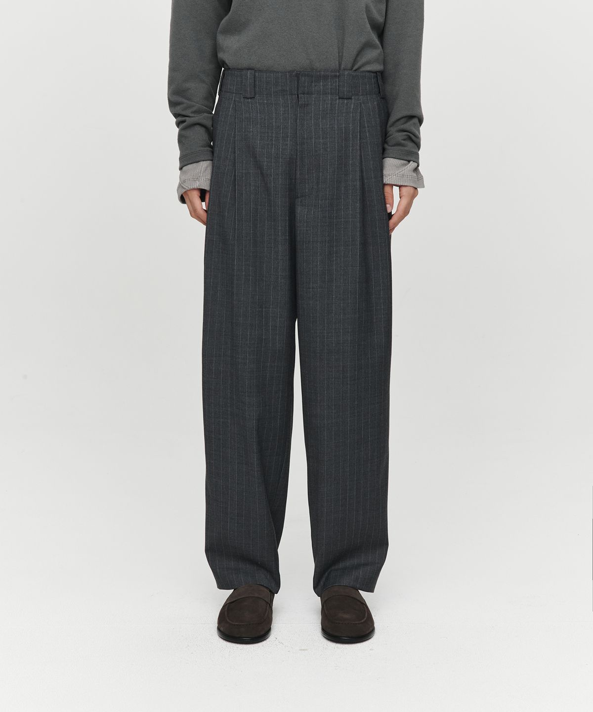 호이테(HEUTE) WOOL DOUBLE PLEATED STRIPE PANTS (CHARCOAL)