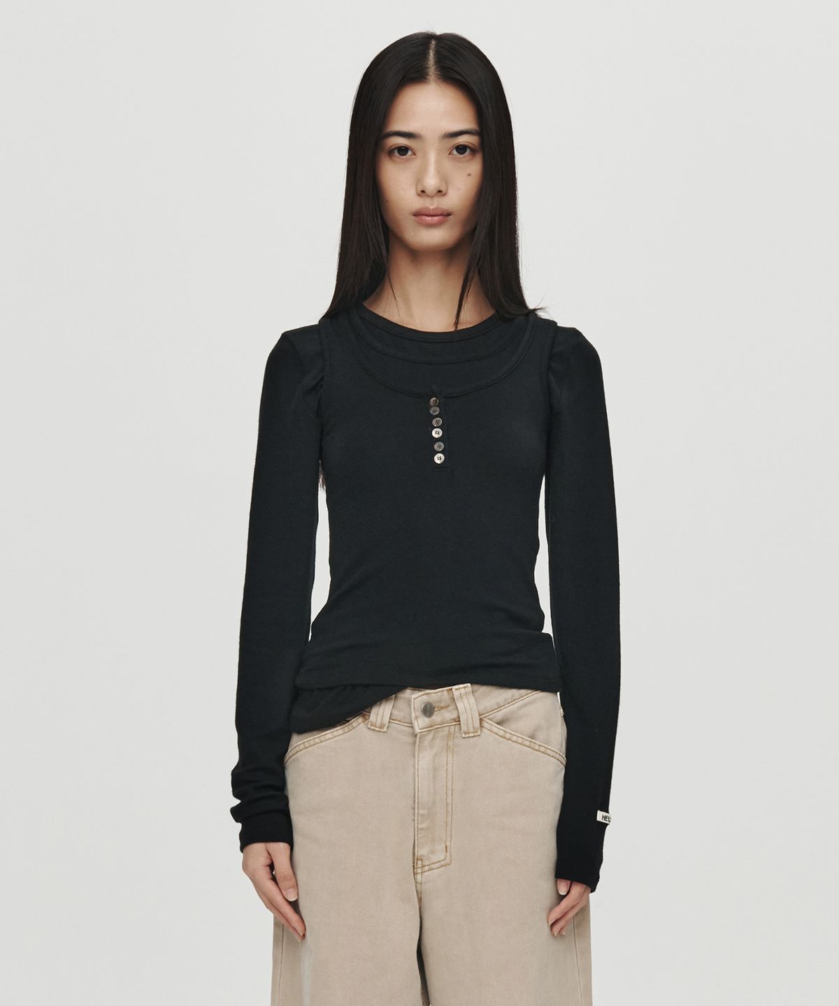 호이테(HEUTE) LAYERED LONG HENLEY NECK TOP (BLACK)