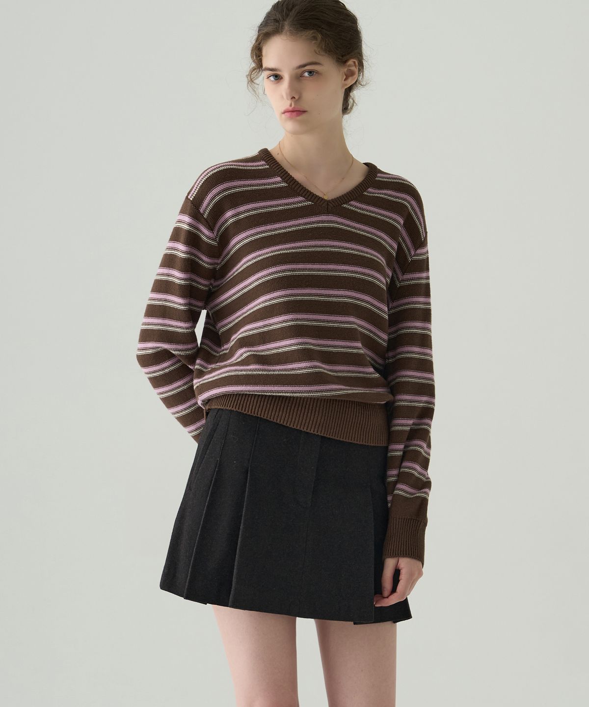 드로우핏 우먼(DRAWFIT WOMEN) 리플 스트라이프 코튼 브이넥 니트 [BROWN]