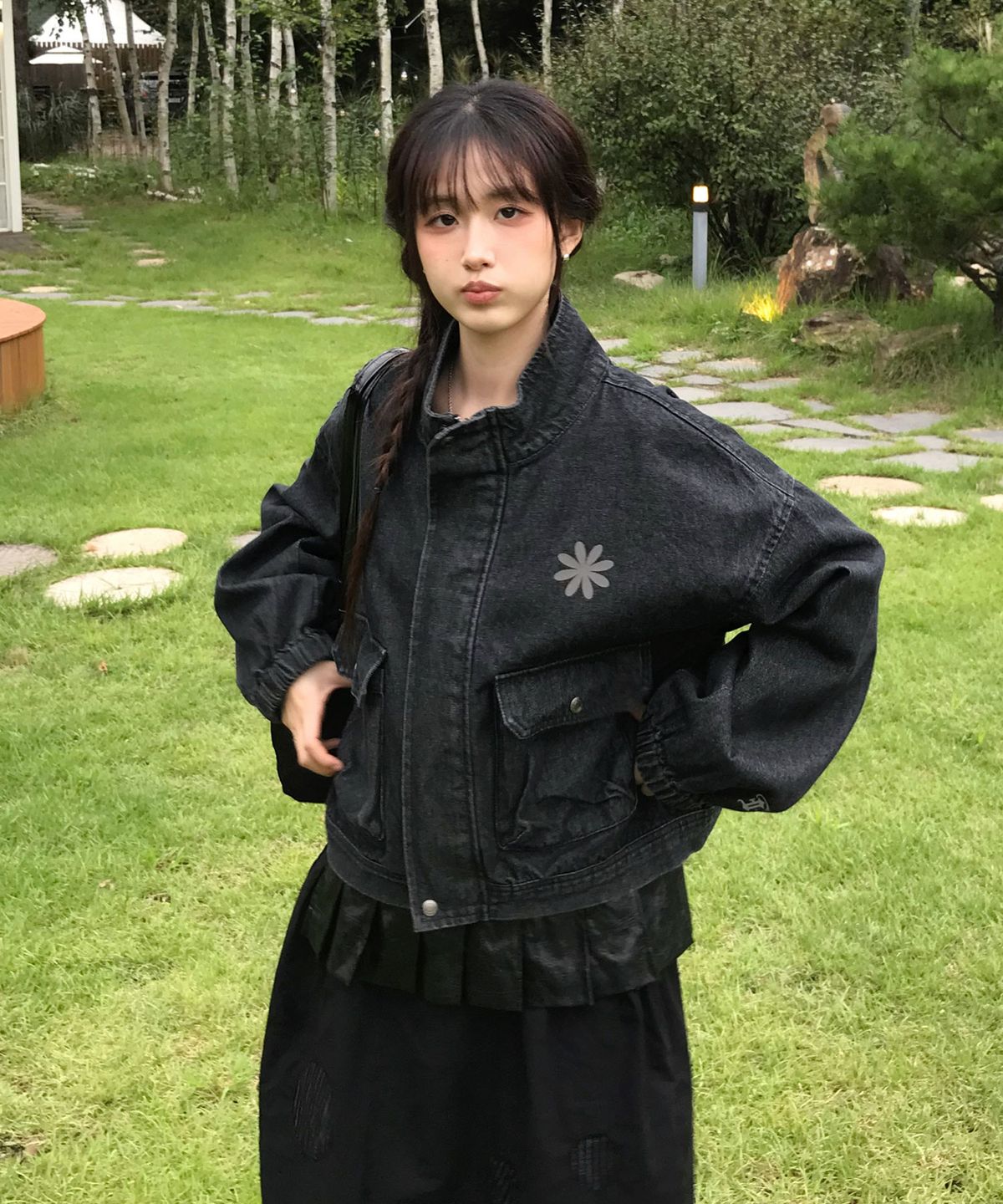 다미쉬(DAMISH) 크롭 플라워 로고 블랙 데님 블루종