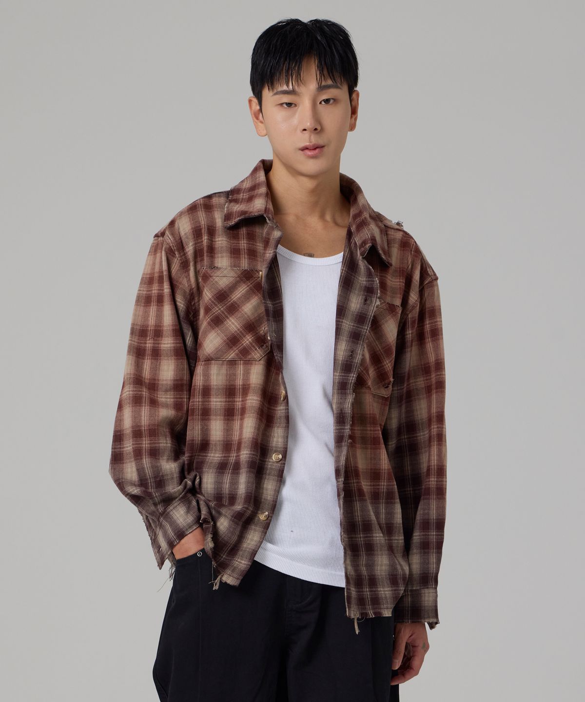 언아웃핏(AOTT) 워싱 데미지 체크 셔츠 브라운