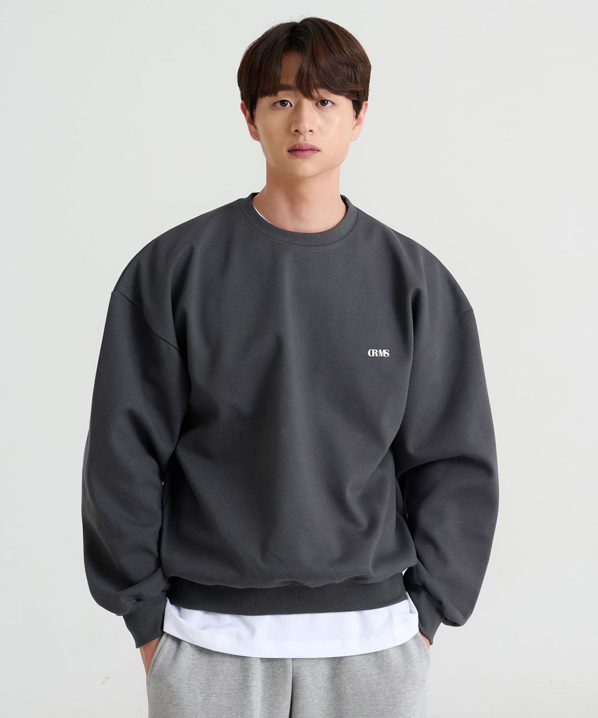크레드먼스(CREEDMENS) CRMS 스몰 로고 맨투맨 (Charcoal)