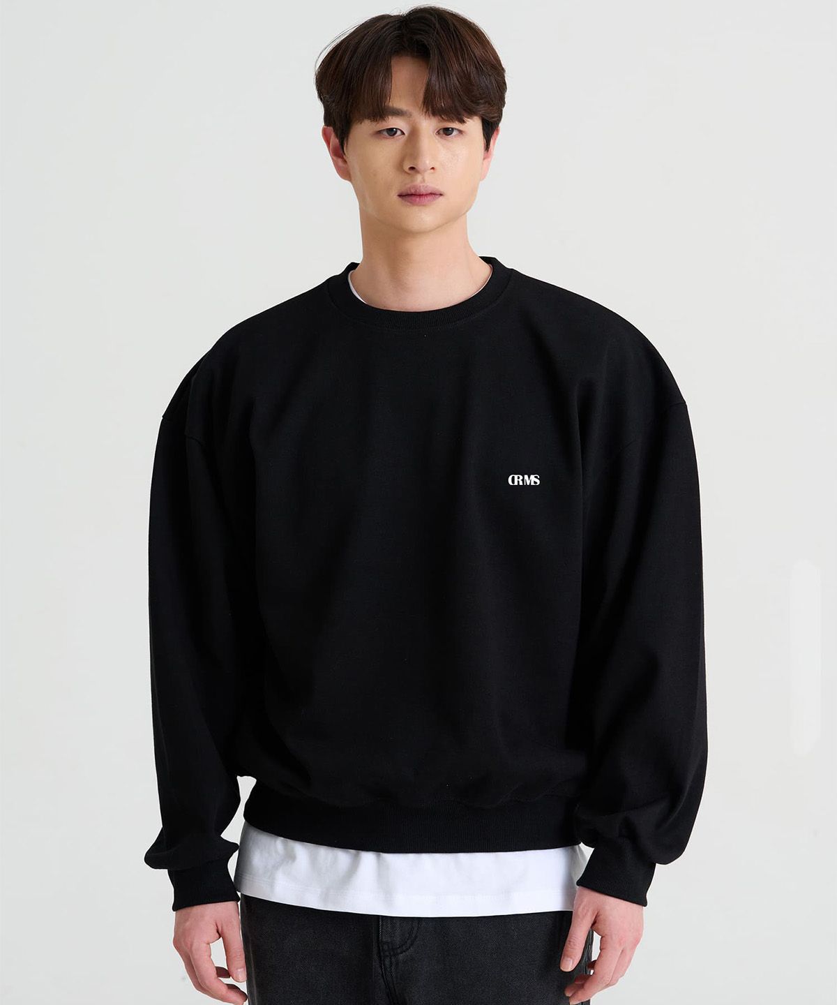크레드먼스(CREEDMENS) CRMS 스몰 로고 맨투맨 (Black)