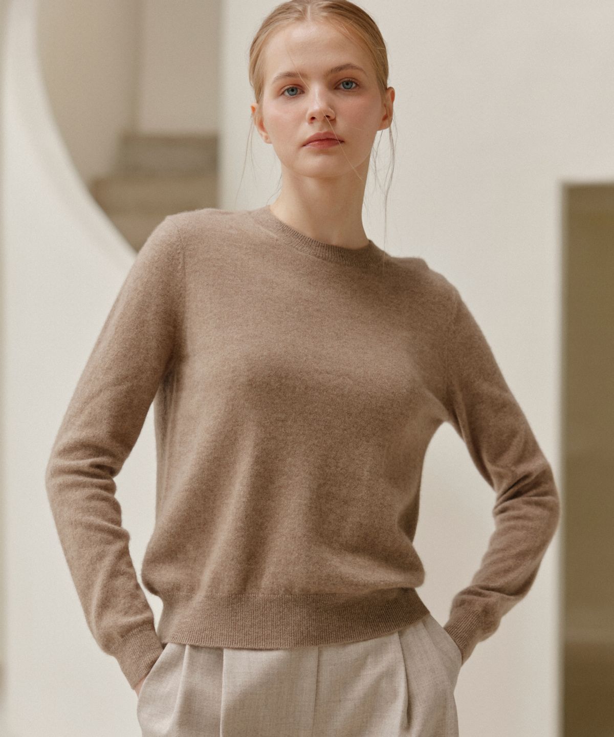 주느세콰(JE NE SAIS QUOI) [100% Cashmere] 시그니처 크루넥 캐시미어 풀오버_ 모카
