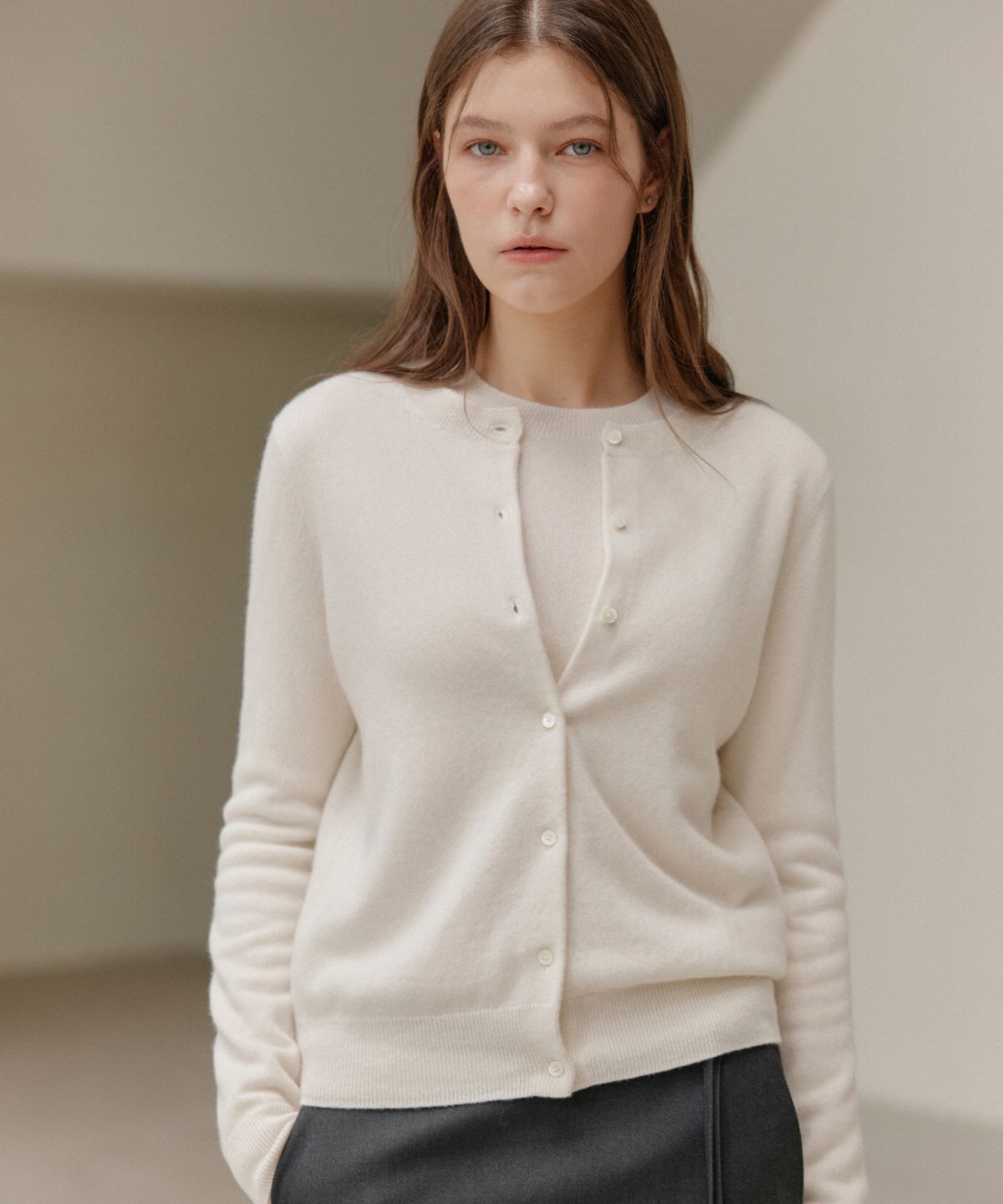 주느세콰(JE NE SAIS QUOI) [100% Cashmere] 시그니처 크루넥 캐시미어 가디건_ 아이보리