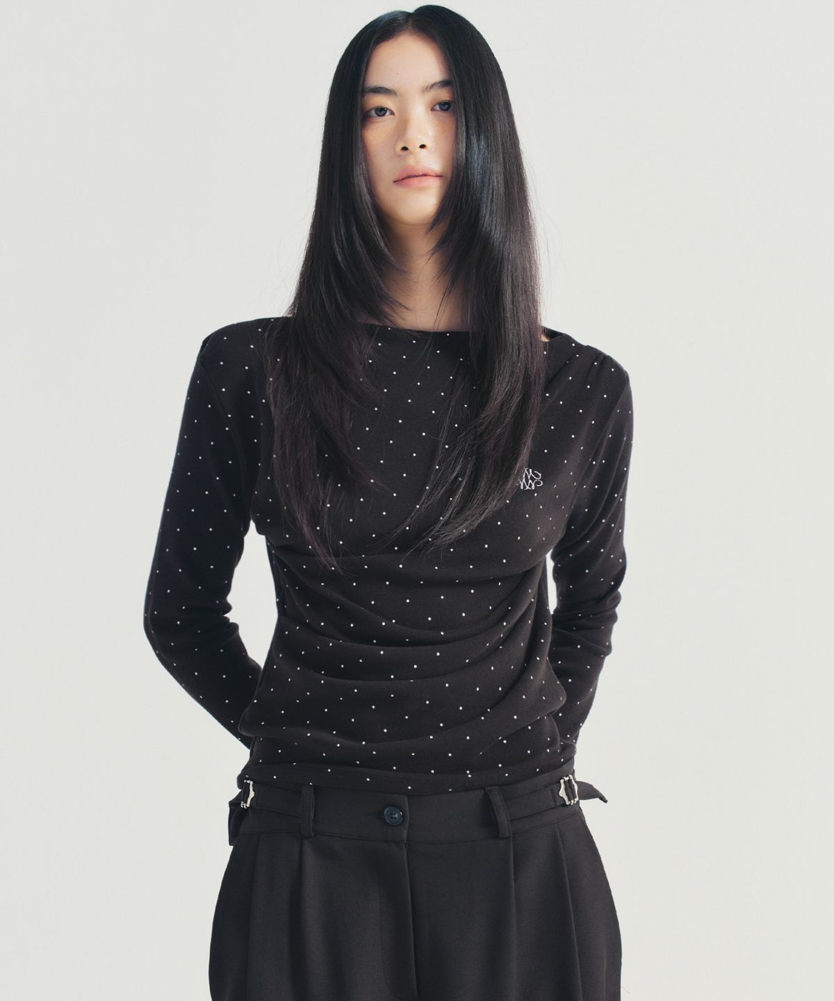 닉앤니콜(NICK&NICOLE) DOT SHIRRING DRAPE BOAT NECK TOP_BLACK