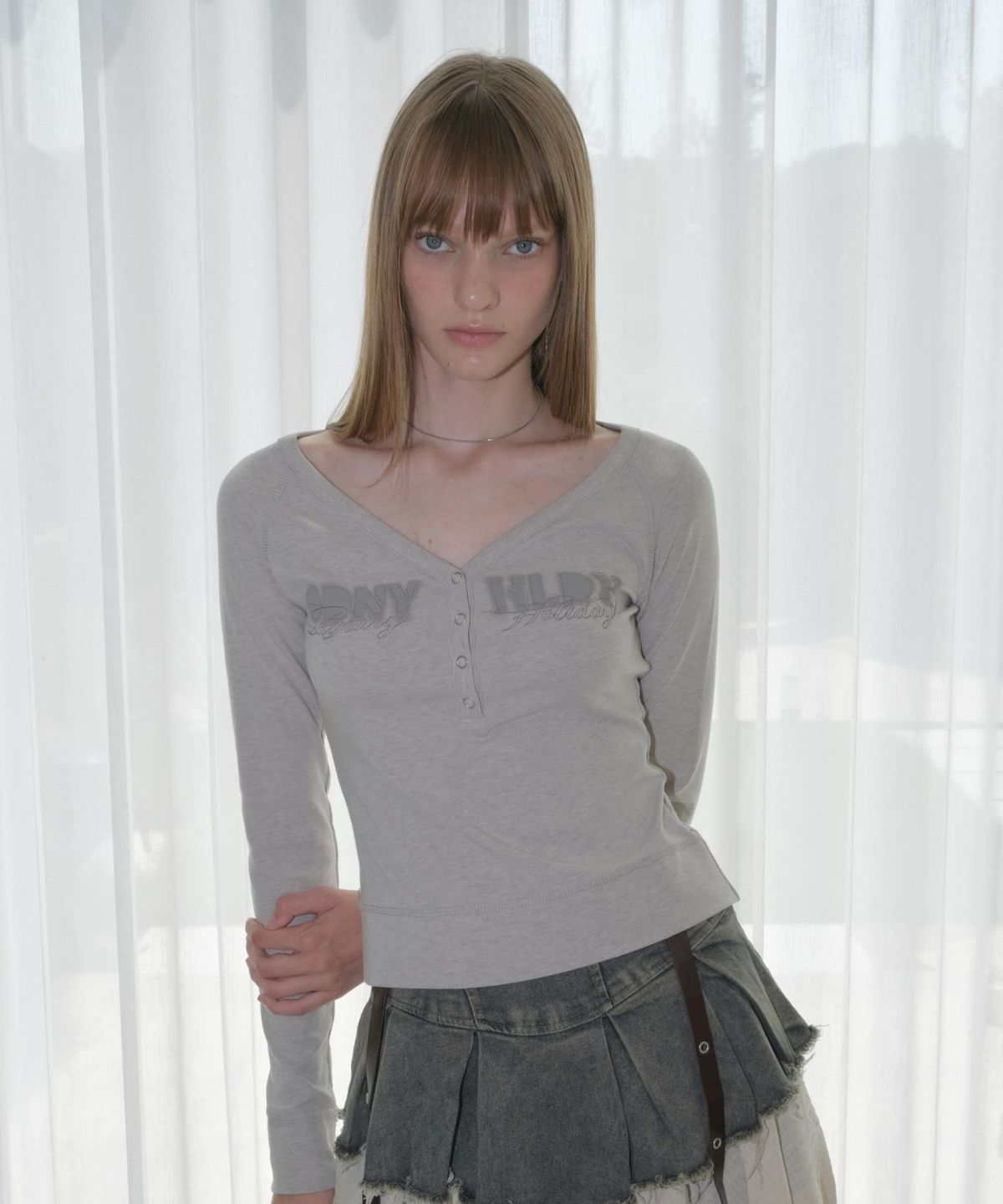 오디너리 홀리데이(ORDINARY HOLIDAY) SNAP HENLEY NECK T-SHIRT [MELANGE]