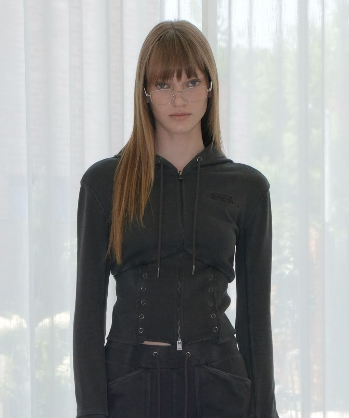 오디너리 홀리데이(ORDINARY HOLIDAY) PIGMENT CORSET ZIP-UP JUMPER [CHARCOAL]