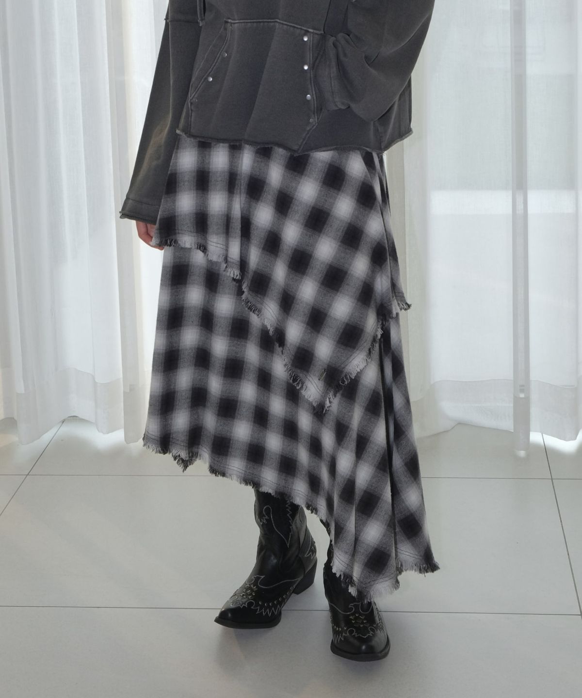 오디너리 홀리데이(ORDINARY HOLIDAY) ASYMMETRIC FLARE SKIRT [CHECK]