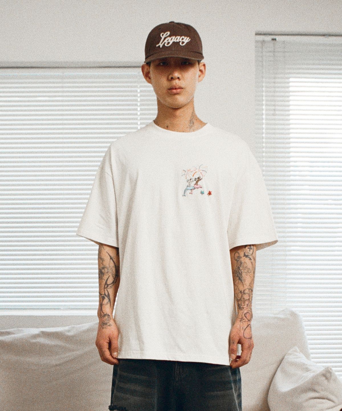 비욘드클로젯(BEYOND CLOSET) [COLLECTION LINE] 핸드 메이드 비즈 디테일 워싱 반팔 티셔츠 워시드 아이보리