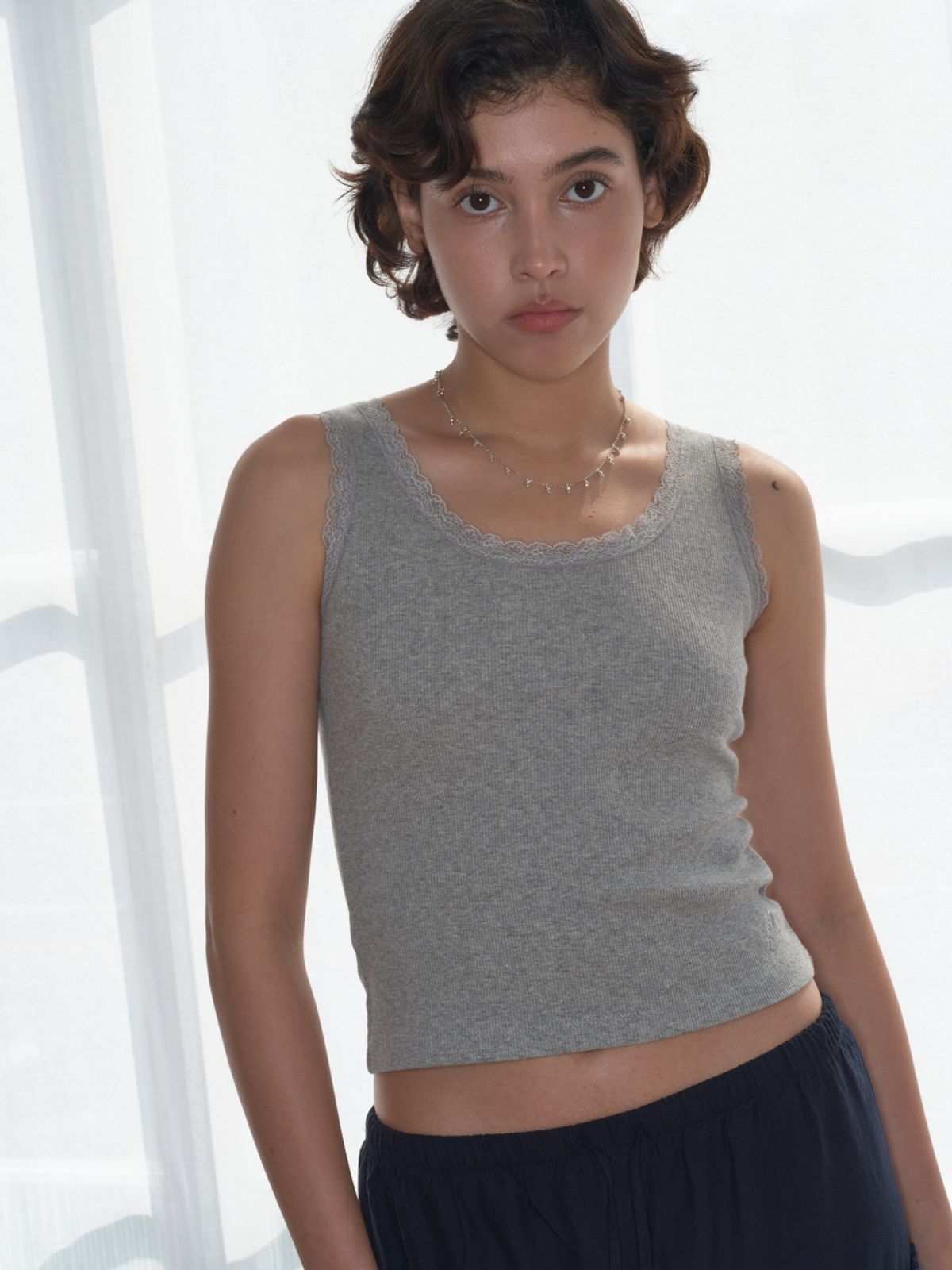 홈바디띵즈(HOMEBODY THINGS) HBT Glow Lace Tank Top (GREY)