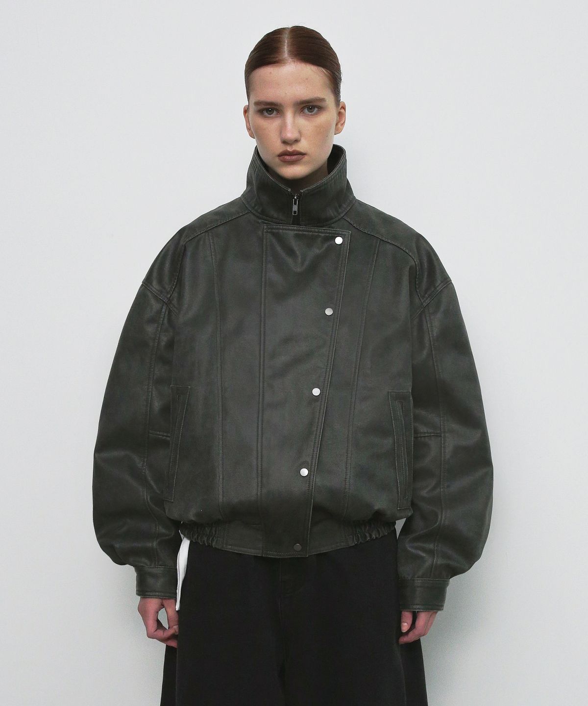 샌드릭(SANDRIC) SIDE BUTTON LEATHER JUMPER_CHARCOAL