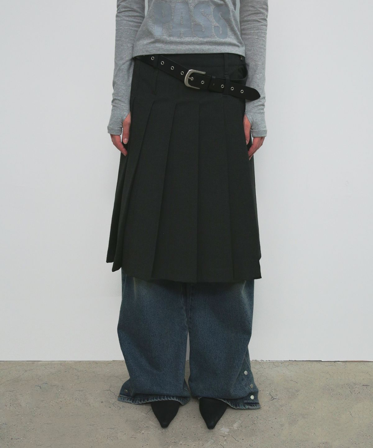 샌드릭(SANDRIC) PLEATS WRAP MIDI SKIRT_CHARCOAL