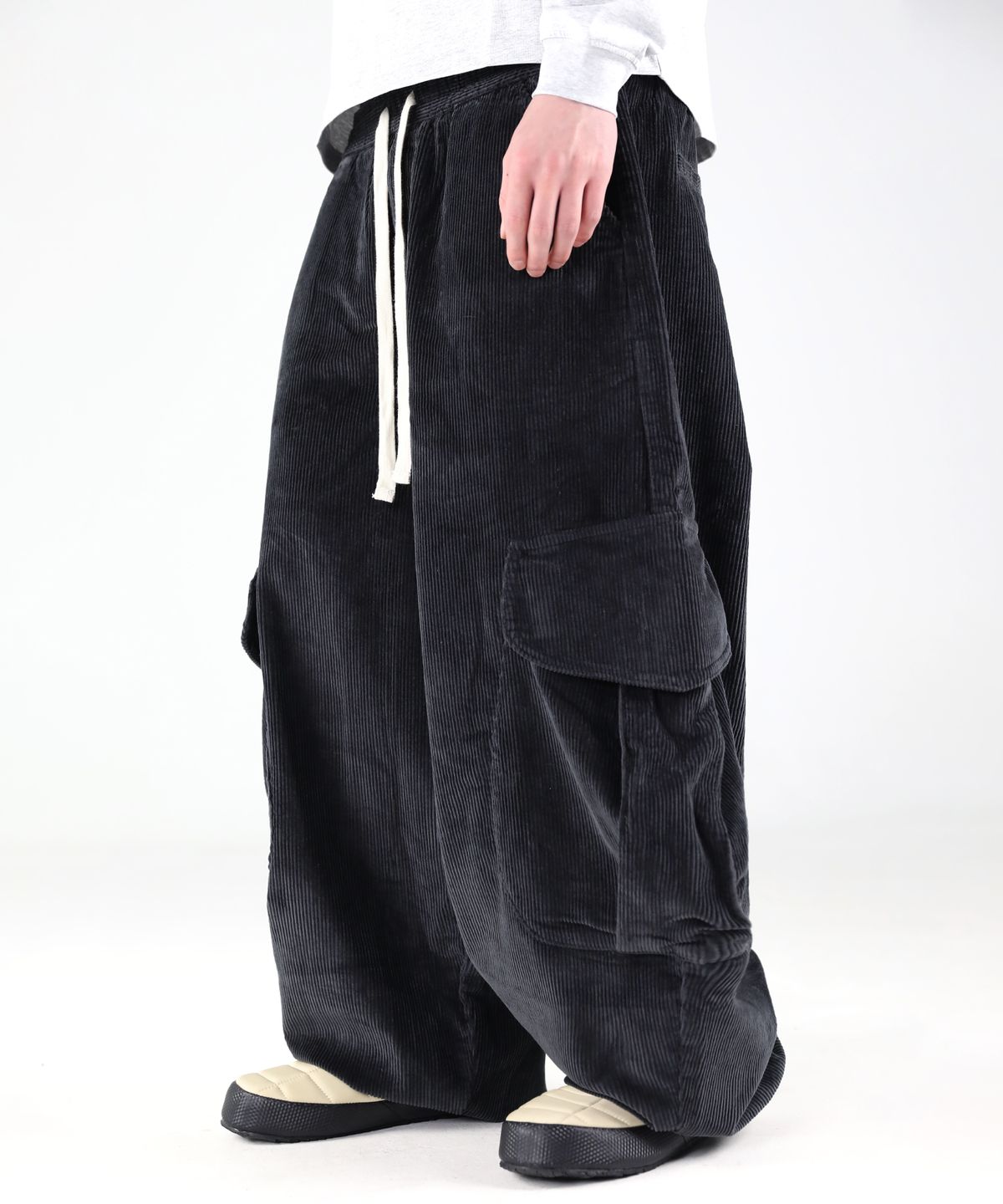 엑스톤즈(XTONZ) XP313 체스넛 벌룬 코듀로이 팬츠 (CHARCOAL)