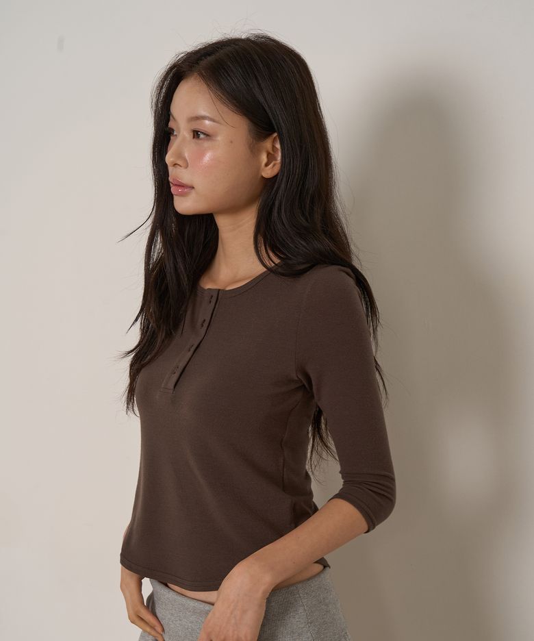 버튼 헨리넥 티셔츠 (BROWN)