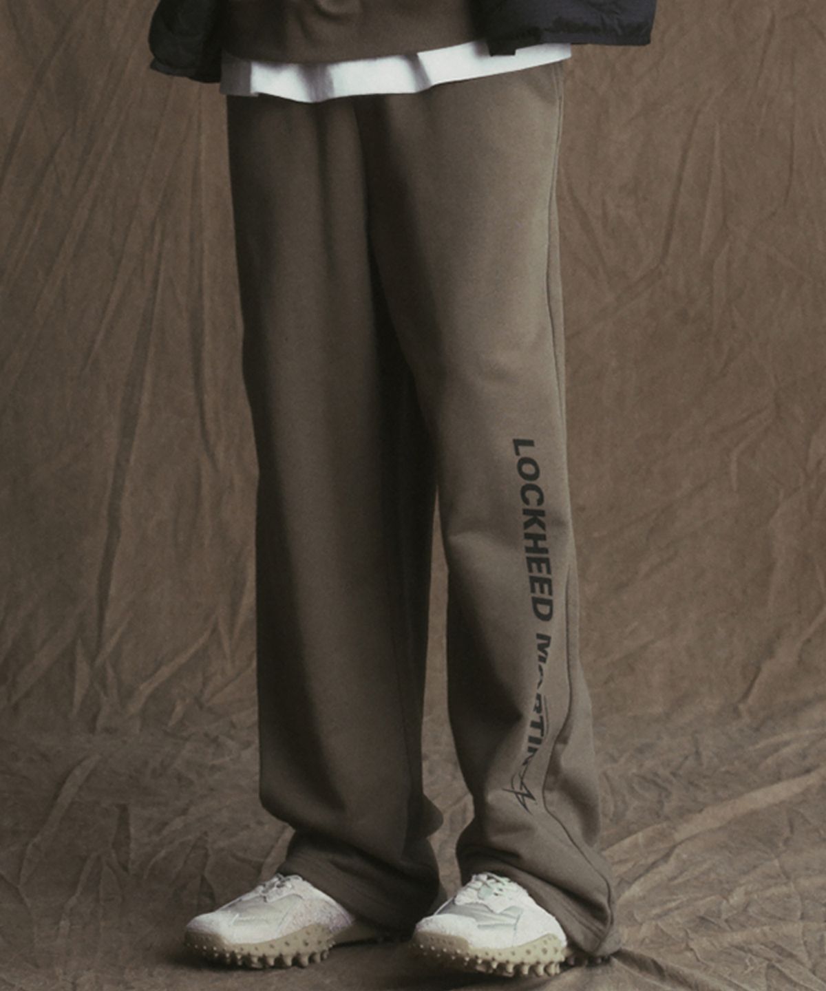 록히드마틴(LOCKHEED MARTIN) LM LOGO POINT SWEATPANTS (KHAKI)