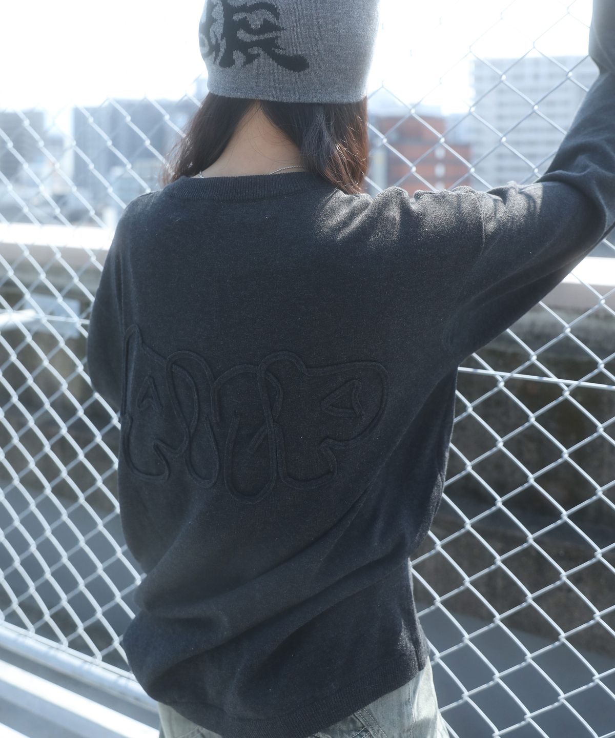글랙(GLACK) GZNT004 PMP 라인 아플리케 헨리넥 니트 (CHARCOAL GRAY)